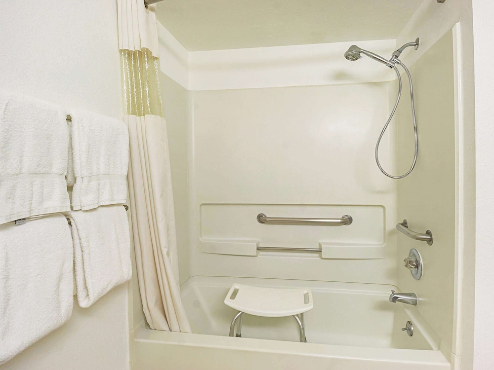 la quinta inn and suites by wyndham woodburn