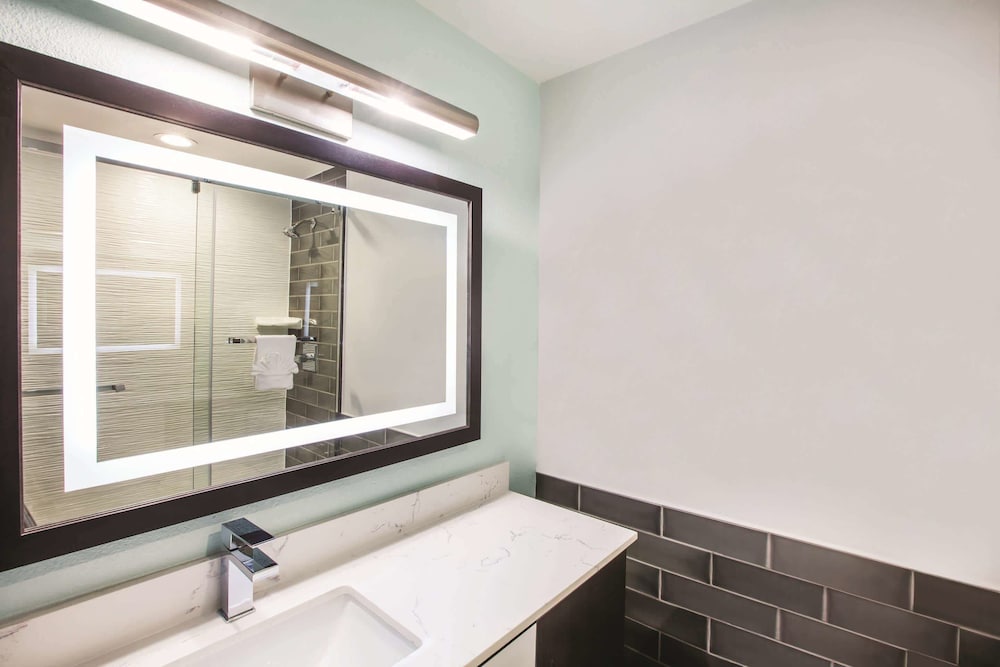 la quinta inn and suites by wyndham dallas downtown