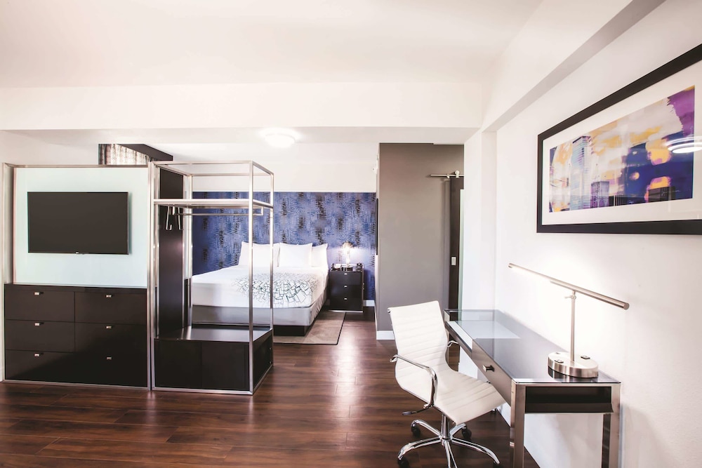 la quinta inn and suites by wyndham dallas downtown