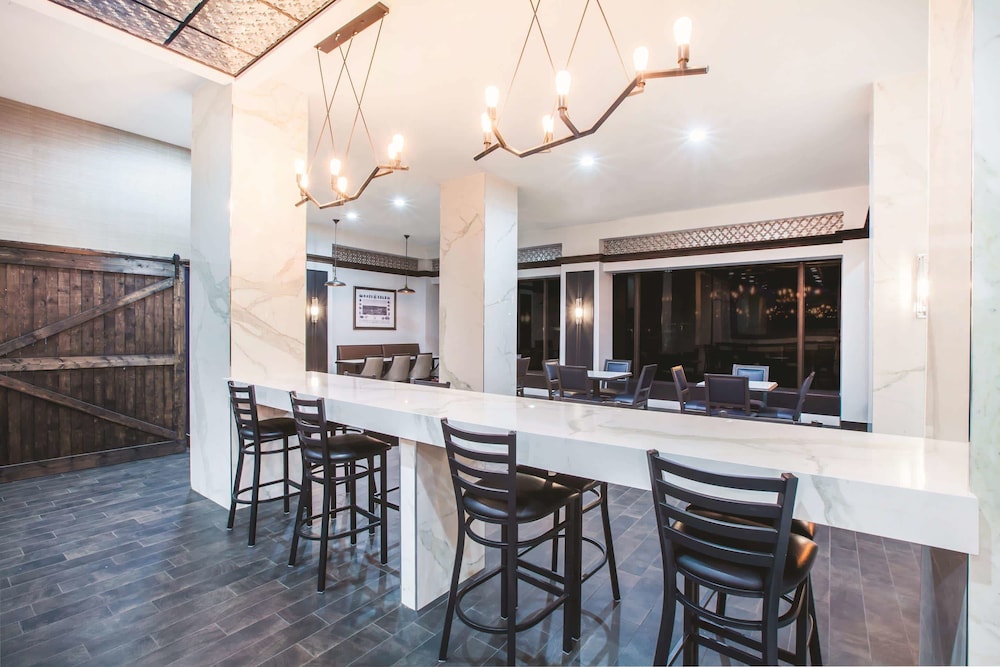 la quinta inn and suites by wyndham dallas downtown