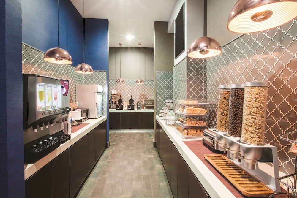 la quinta inn and suites by wyndham dallas downtown