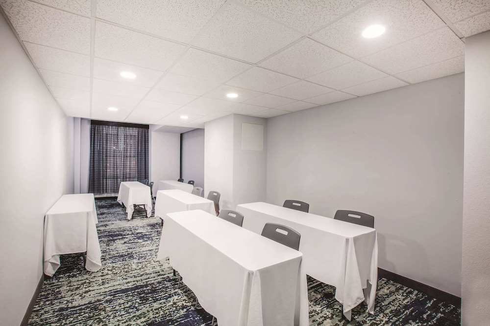 la quinta inn and suites by wyndham dallas downtown