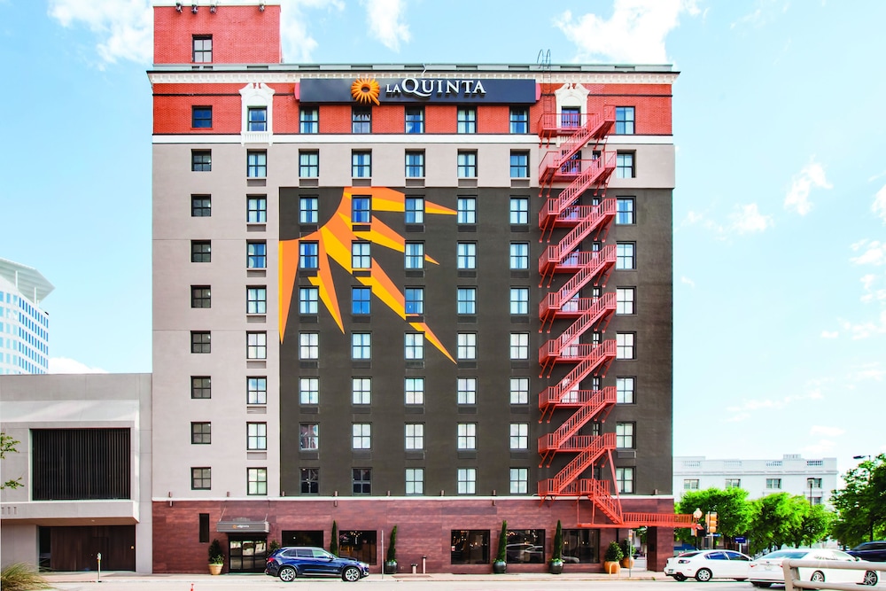 la quinta inn and suites by wyndham dallas downtown