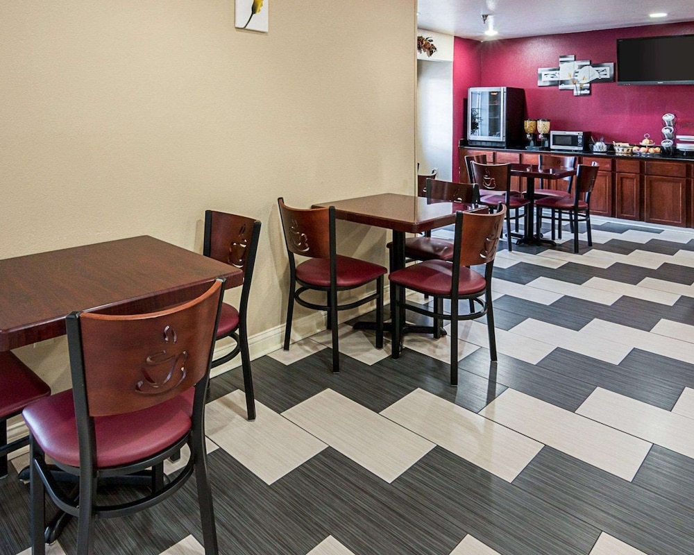 econo lodge inn and suites natchitoches