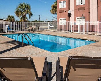 econo lodge inn and suites natchitoches