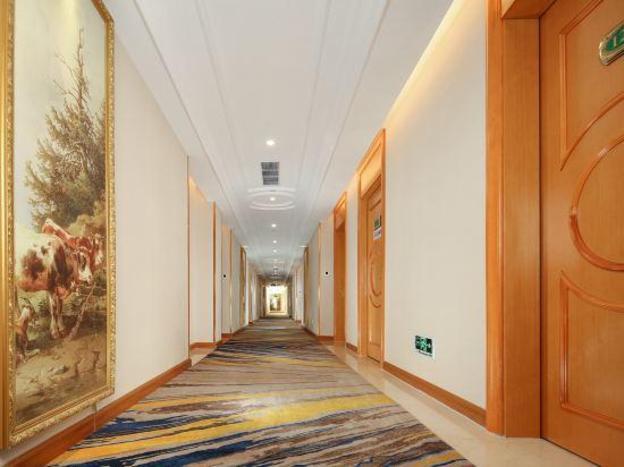 vienna international hotel maoming high speed railway station