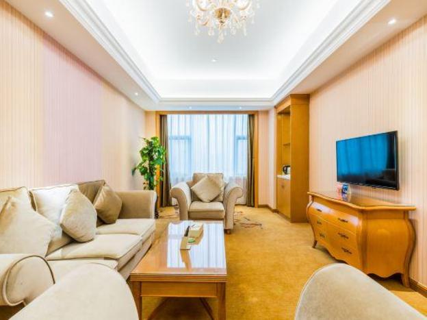 vienna international hotel maoming high speed railway station