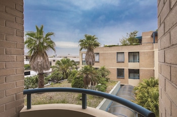 adina apartment hotel coogee sydney