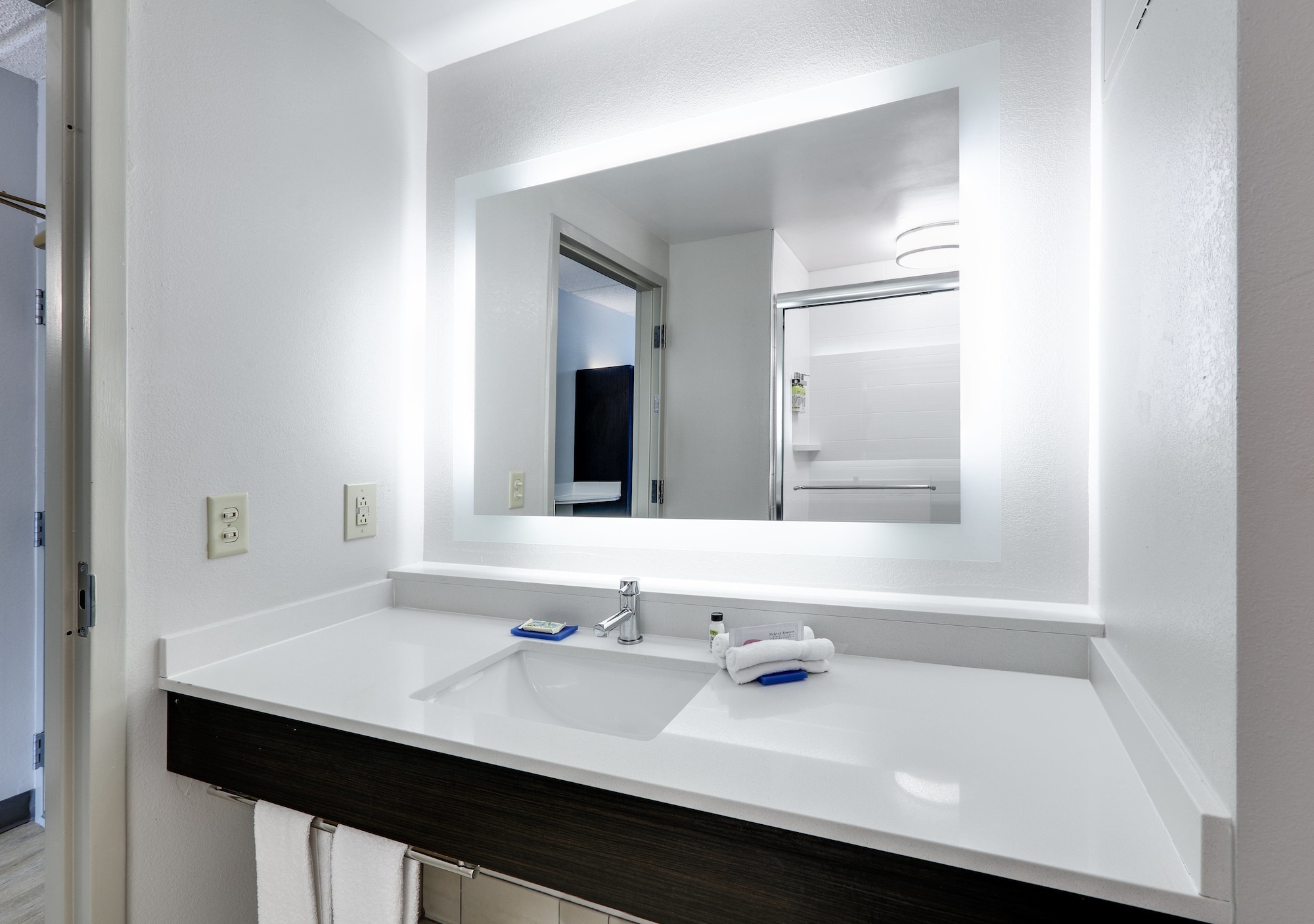 holiday inn express and suites dublin by ihg