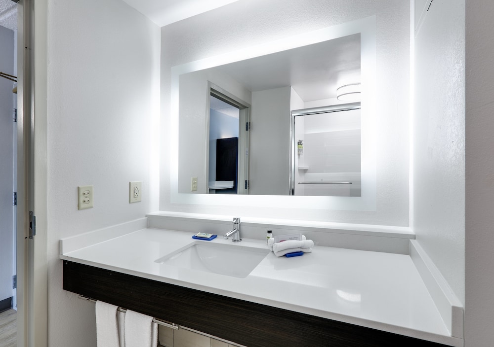 holiday inn express and suites dublin by ihg