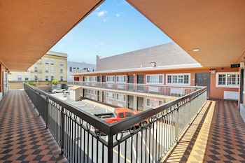 Alexis Park Hotel,Millbrae>>Civic Center,2 star