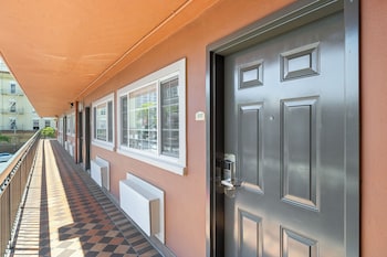 Alexis Park Hotel,Millbrae>>Civic Center,2 star