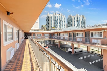 Alexis Park Hotel,Millbrae>>Civic Center,2 star