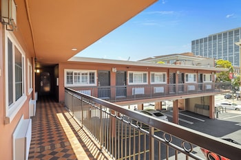 Alexis Park Hotel,Millbrae>>Civic Center,2 star