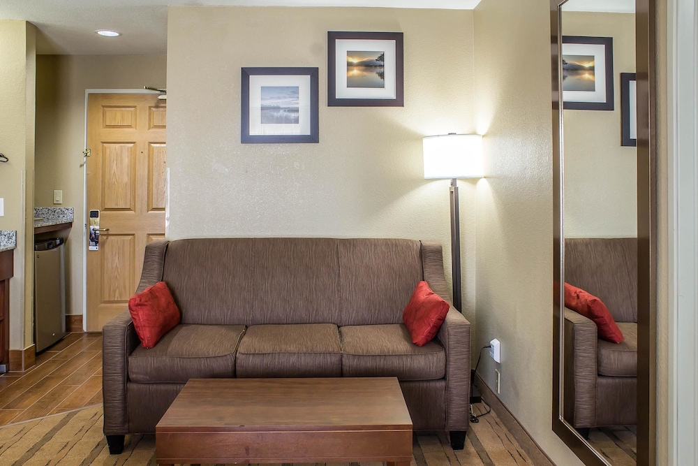 comfort inn and suites cedar rapids north collins road