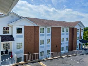 econo lodge inn and suites lake of the ozarks
