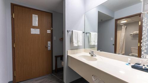 econo lodge inn and suites lake of the ozarks