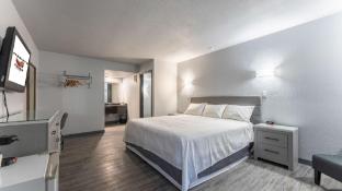 econo lodge inn and suites lake of the ozarks