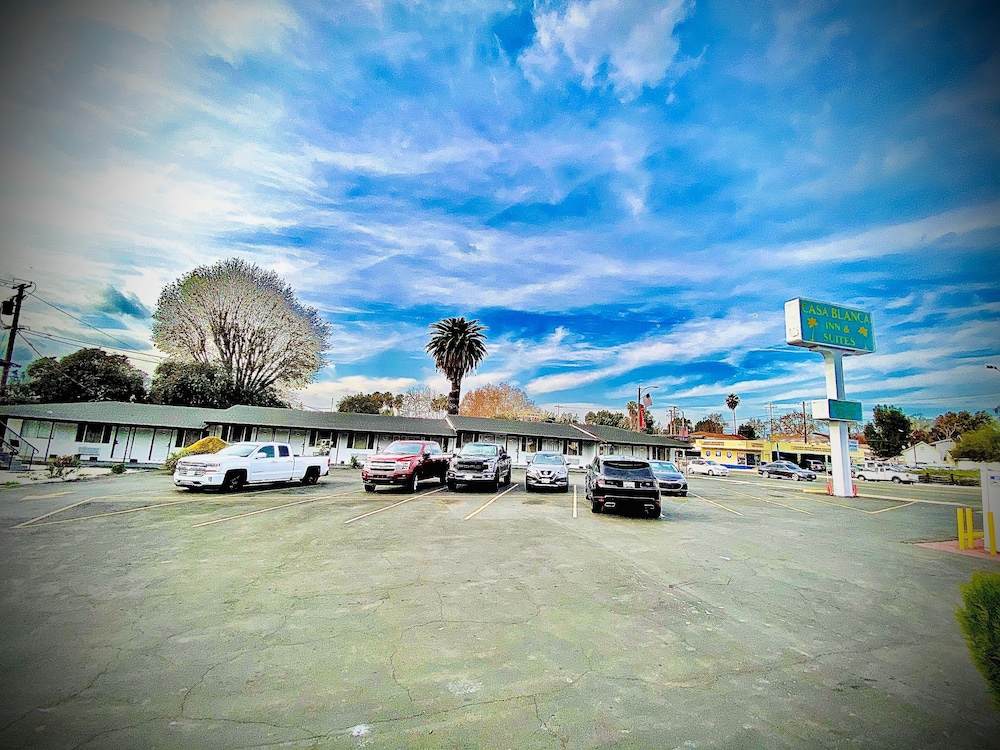casa blanca inn and suites