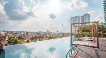 8rooms grand kamala lagoon