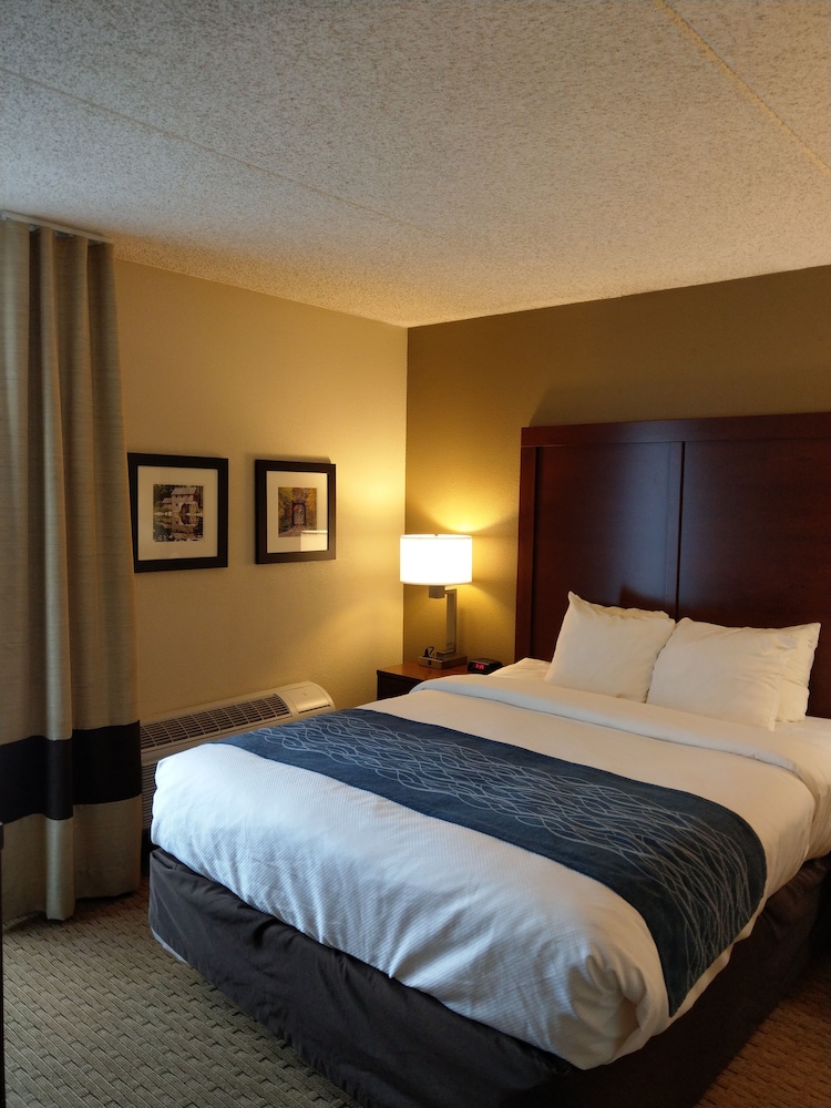 Comfort Inn & Suites,Dekalb>>Chicago,2.5 star