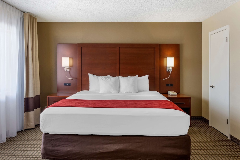 Comfort Inn & Suites,Dekalb>>Chicago,2.5 star
