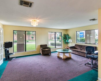 rodeway inn and suites highway 290 northwest