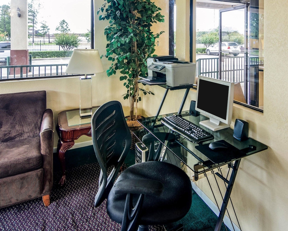 rodeway inn and suites highway 290 northwest