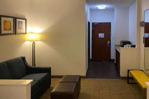 comfort suites i 35 north