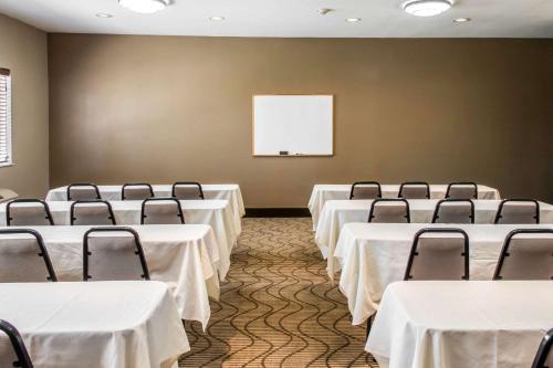 comfort suites i 35 north