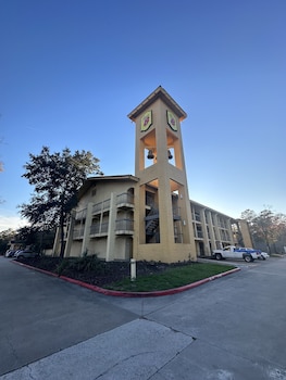 super 8 by wyndham the woodlands north