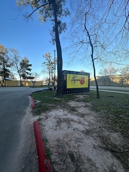 super 8 by wyndham the woodlands north