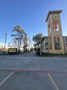 super 8 by wyndham the woodlands north