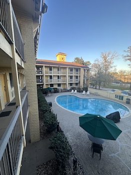 super 8 by wyndham the woodlands north