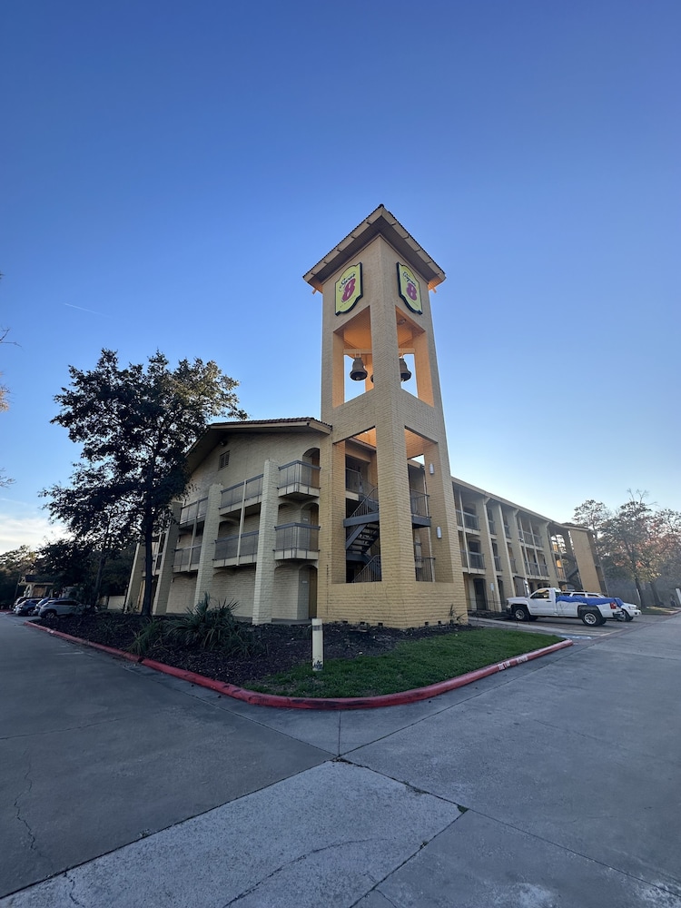 super 8 by wyndham the woodlands north