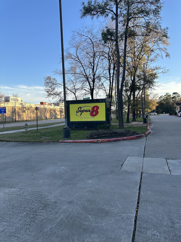 super 8 by wyndham the woodlands north