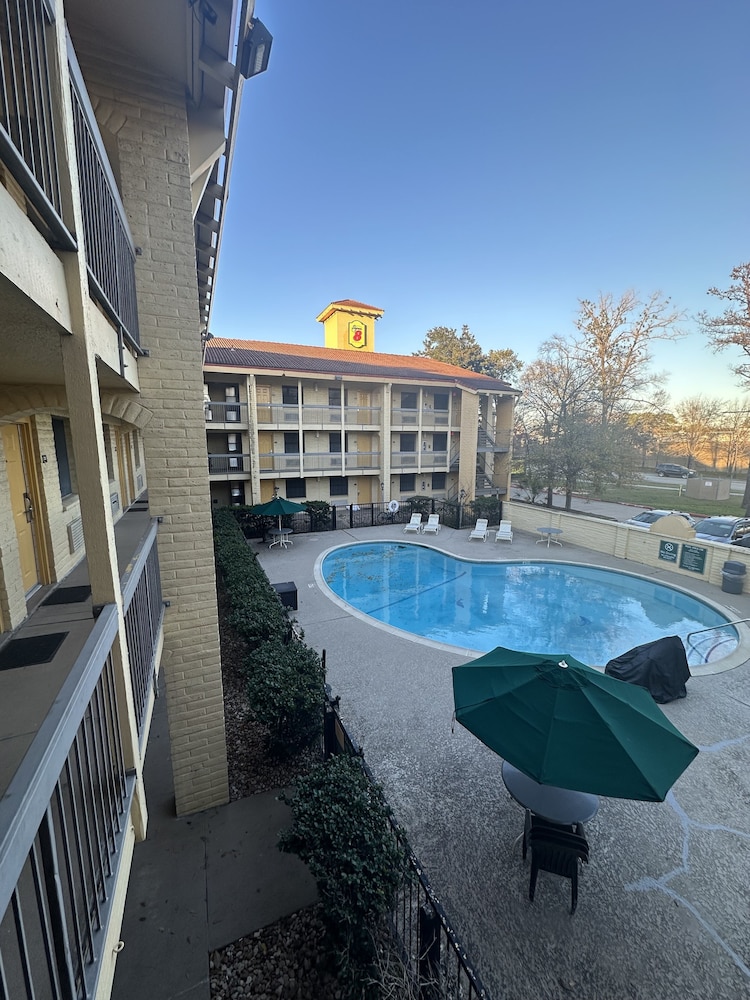 super 8 by wyndham the woodlands north