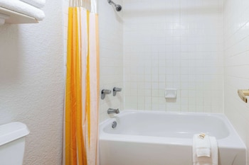 super 8 by wyndham the woodlands north