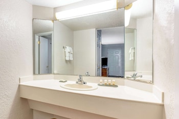 super 8 by wyndham the woodlands north