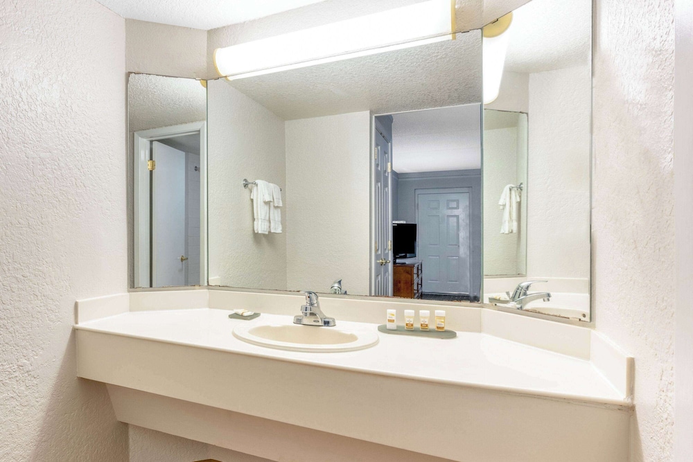 super 8 by wyndham the woodlands north