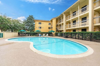 super 8 by wyndham the woodlands north