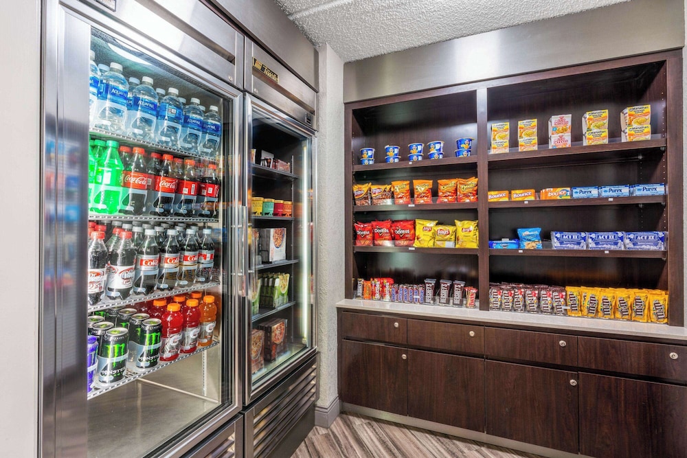 super 8 by wyndham the woodlands north