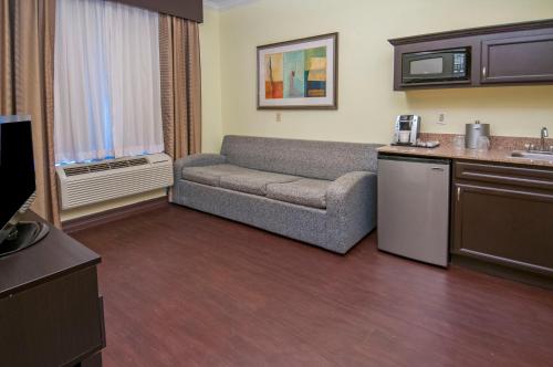 holiday inn express and suites houston north intercontinental by ihg