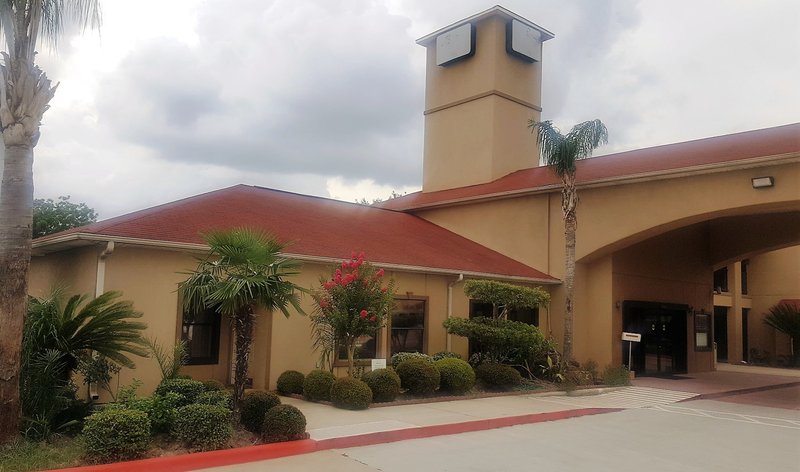 red roof inn and suites houston  humble iah airport