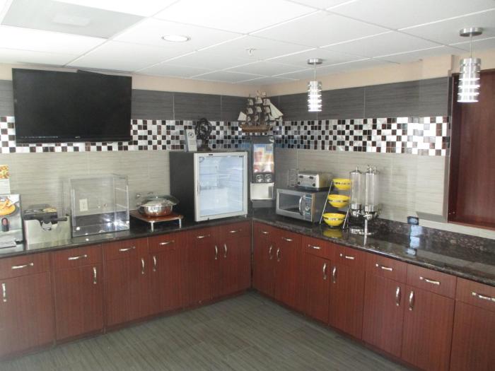 days inn and suites by wyndham sam houston tollway