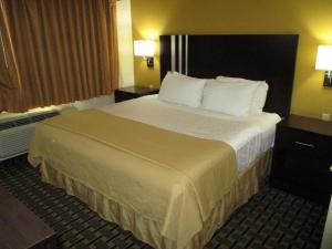 days inn and suites by wyndham sam houston tollway
