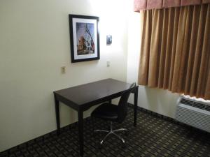 days inn and suites by wyndham sam houston tollway