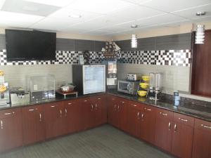 days inn and suites by wyndham sam houston tollway