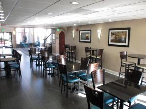 days inn and suites by wyndham sam houston tollway