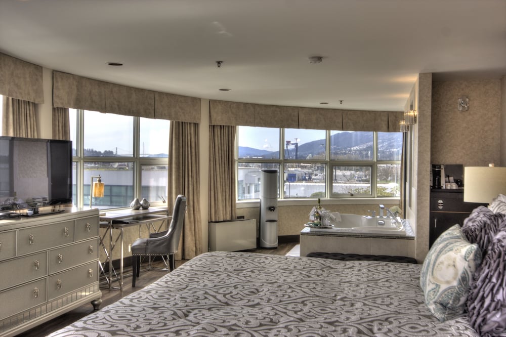 lonsdale quay hotel